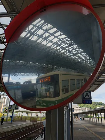 写り込む日常、鏡越しの風景