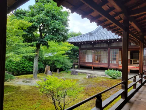 古都の庭園、静寂と緑の調和