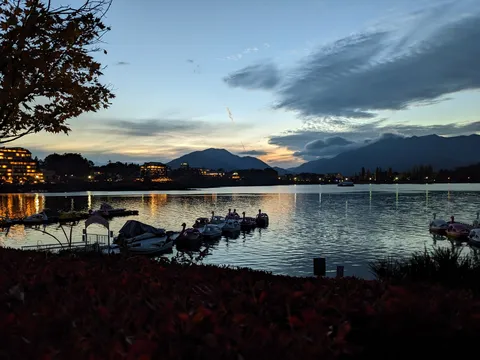 静寂に包まれた湖畔の灯り