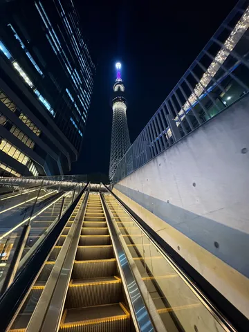 夜のエスカレーターとタワー