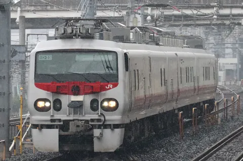 雪舞う線路を進む白赤の列車