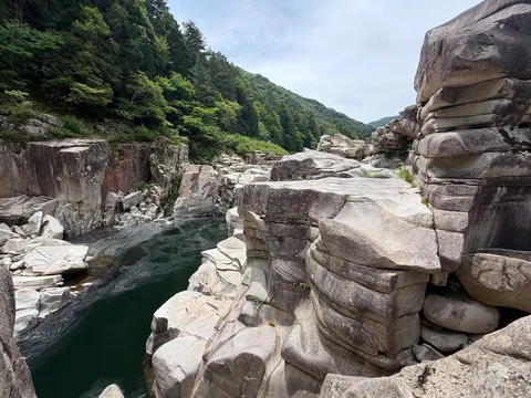 岩間に流れる静寂