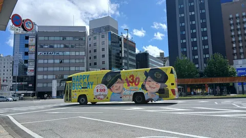 黄色いバスに街が染まる