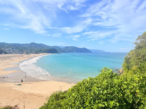 水平線に続く碧い海と砂浜