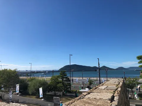 青い海と空、島影のコントラスト