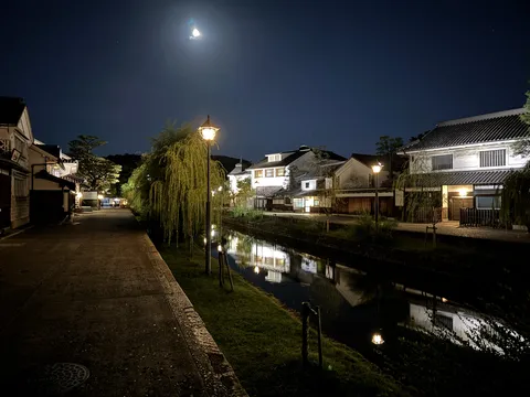 水面に映る趣ある夜景