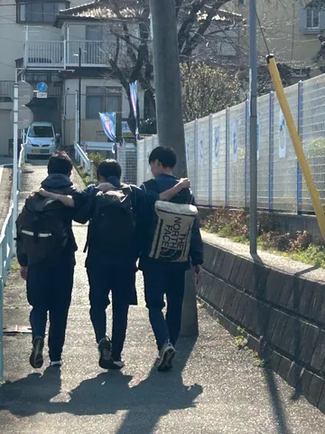 肩を組んで歩く帰り道
