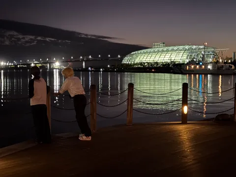 夜景に溶け込む二人のシルエット