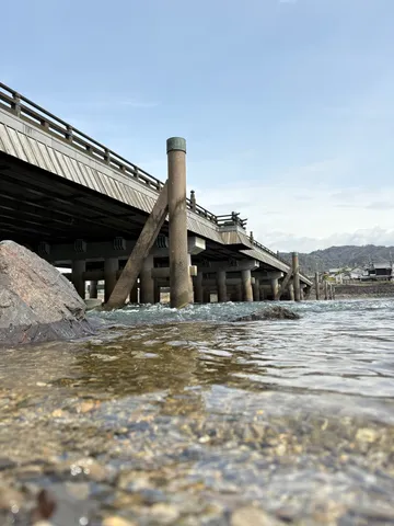 水辺に佇む古都の橋
