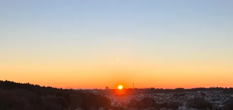 茜色に染まる街と空