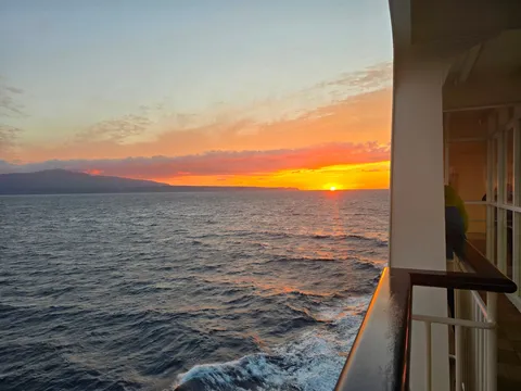 沈む夕陽と海の静寂