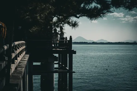 水辺に佇む影ふたつ