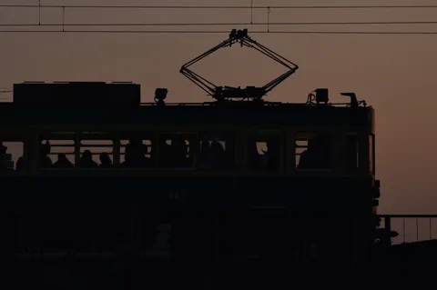 夕暮れ時の旅愁、車窓のシルエット