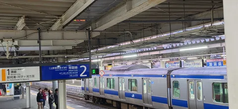 ホームで待つ一コマ