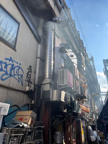 路地裏の生活感、陽射しと煙