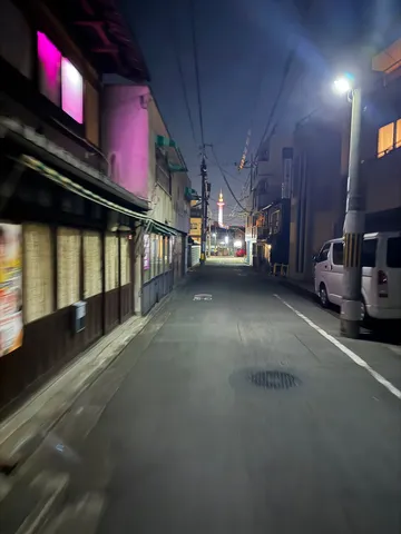 夜の路地に浮かぶ灯り