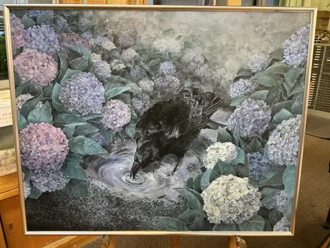 紫陽花に佇む黒い影