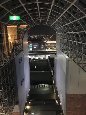 アーチ越しの夜景と静寂