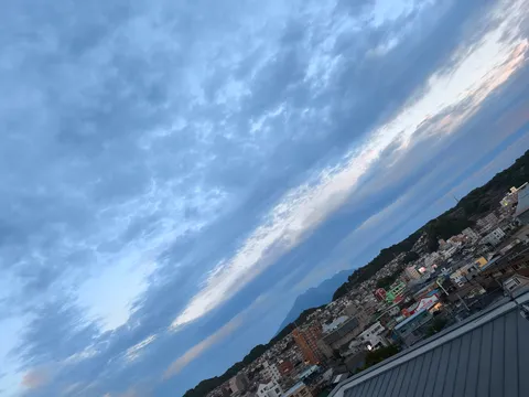 夕暮れに広がる雲のキャンバス