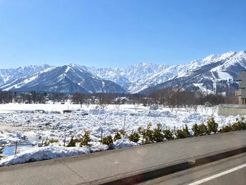 青と白の静かな山景