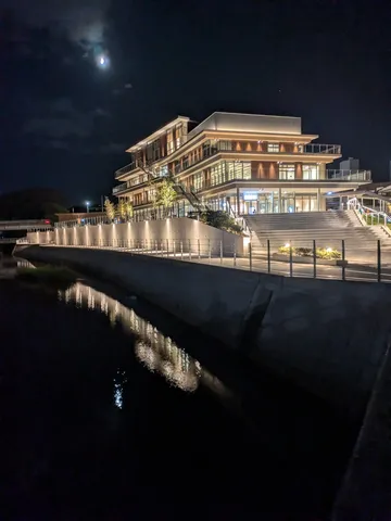 水面に揺らめく光の建物