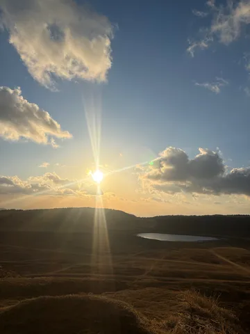 夕日に染まる湖畔の丘