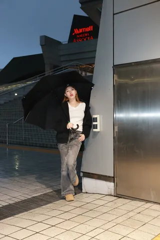 夜の都会に漂う傘の影