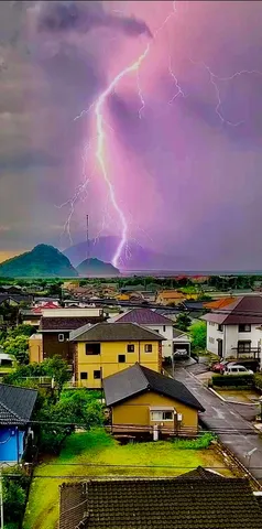 雷鳴轟く、紫の空と静かな町