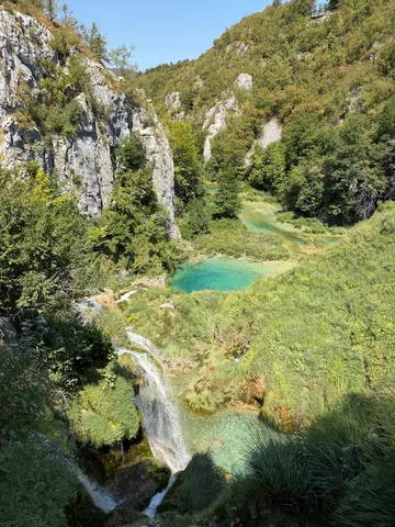 緑と水の絶景！吸い込まれるようなエメラルド色の世界