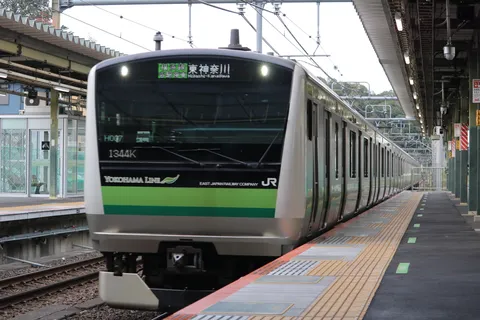 新緑の横浜線、駅へ滑り込む