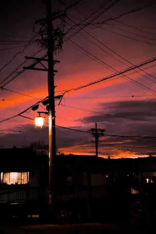 夕暮れと電線の鼓動