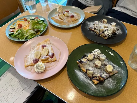 甘いクレープと甘くないサラダ