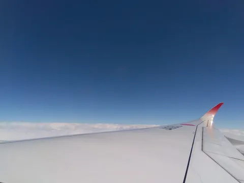 空と雲と翼の青い世界