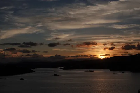静寂の湖に沈む夕日