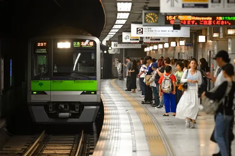 電車待ち、都会の静寂