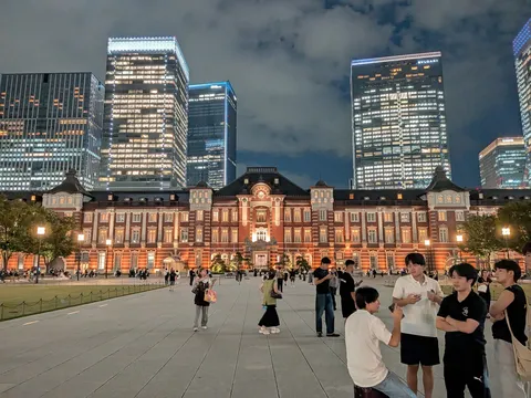歴史的建造物と最新ビル群の競演
