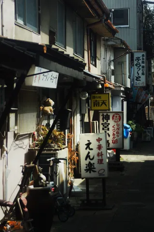 路地の温かな日常風景