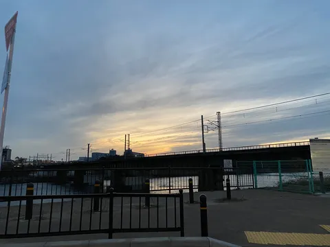 線路橋に寄り添う夕焼け空