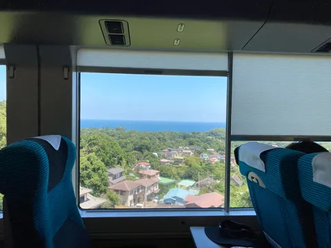 海沿いの街と空の青