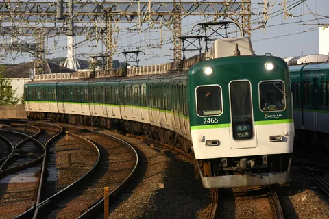 緑と白のコントラスト、夕暮れの京阪電車