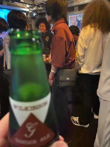乾杯前のひととき、ボトルの緑が鮮やか