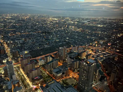 煌めく夜景、都会の息吹