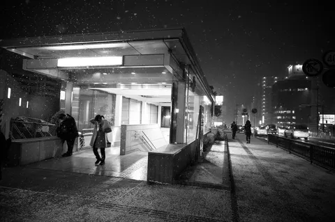 雪降る夜、傘なしの猛者たち