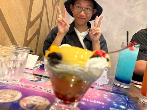 ピースサインとカラフルドリンク
