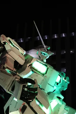 夜空に光る巨大ロボット