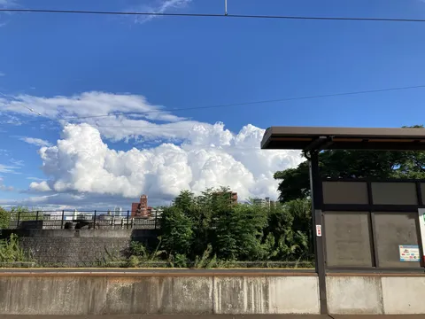 ホームから見上げる夏の積乱雲