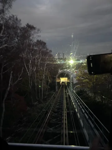 夜へ続く鉄道の光