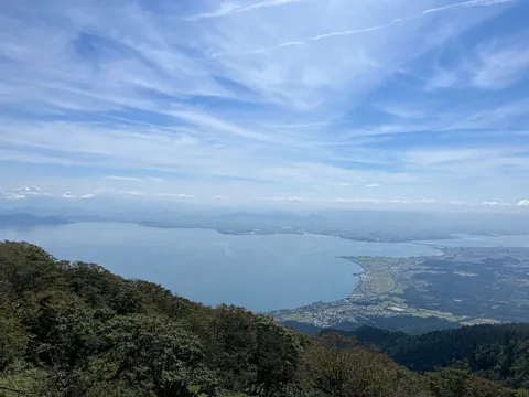 湖畔の街と空のグラデーション