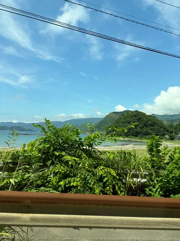 緑と海、山並みのコントラスト