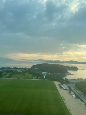 緑の広場と光の海辺